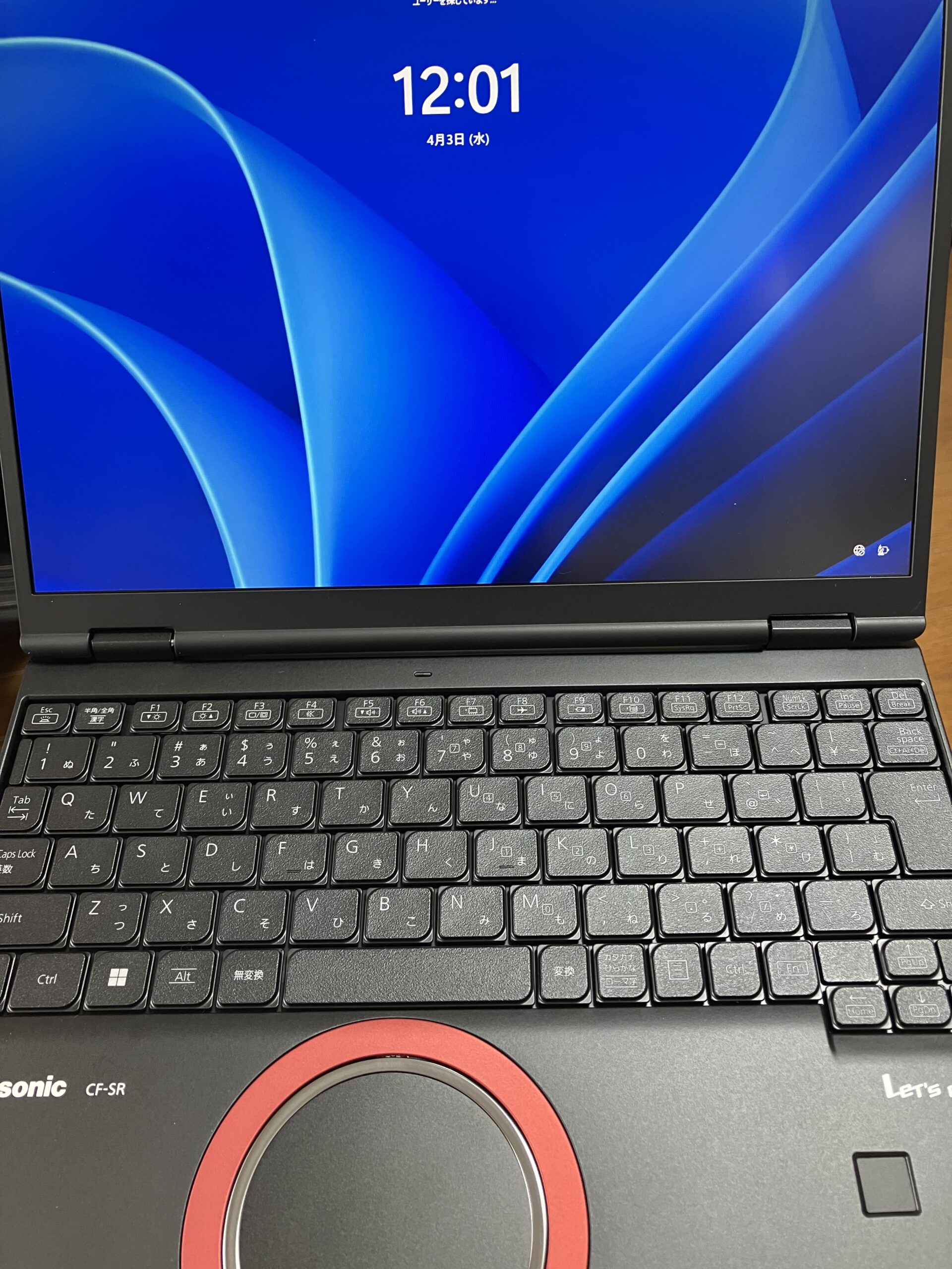 Let's noteを開いた状態の画像。Windowsを最初期に起動した画面が表示されている。筐体は黒色だが、たっちぱっどぶぶんがオレンジに近い赤色に装飾されている。